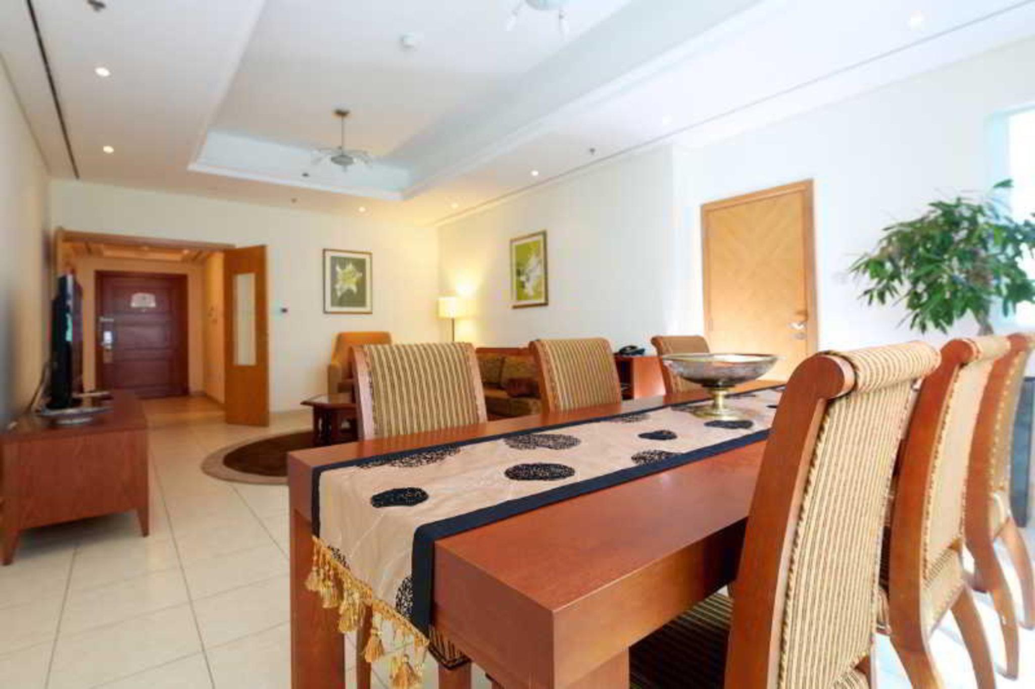 Tamani Marina Hotel & Apartments Dubai Exterior photo A living room in a suite at the Jumeirah Rotana